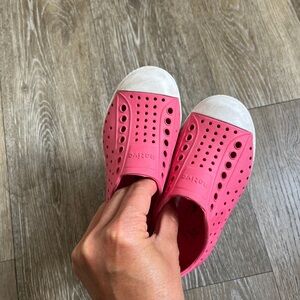 Hot pink fuchsia NATIVE Jefferson water shoes slides green c8 toddler 8T